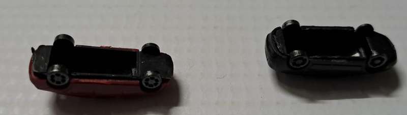 Model Trains N-Scale 2 x Cars. 25mm x 9mm x 8mm