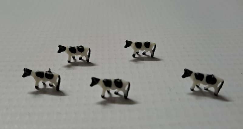 Model Trains N-Scale 5 x Cows.