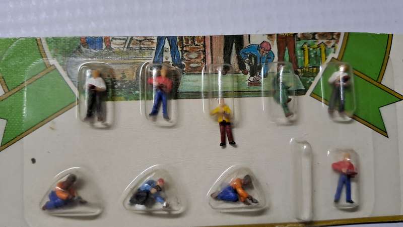 Model Trains N-Scale 9 x Builders Figures.