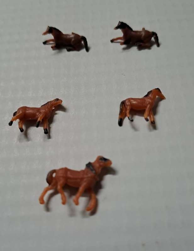 Model Trains N-Scale 5 x Horses.