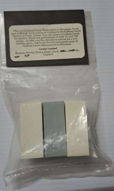 Model Trains N-Scale 3 x Containers.