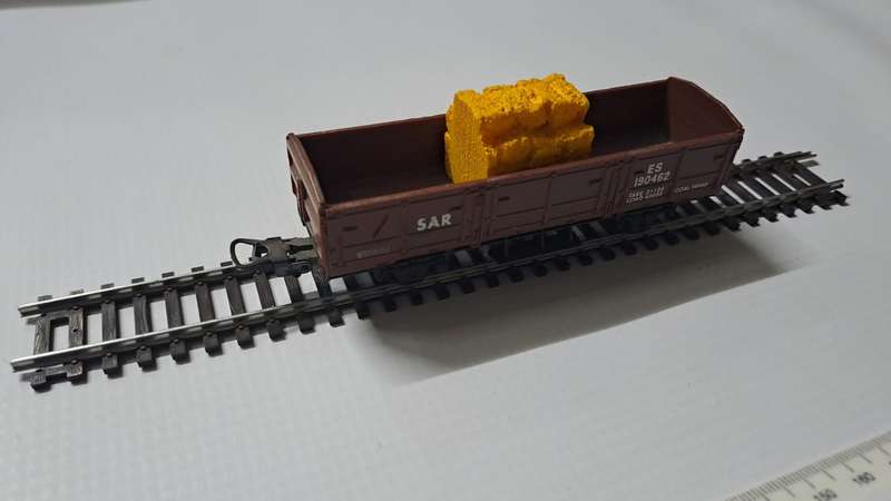 Model Trains HO 1 x Hay Bales small 4 high - 25mm x 23mm x 28mm