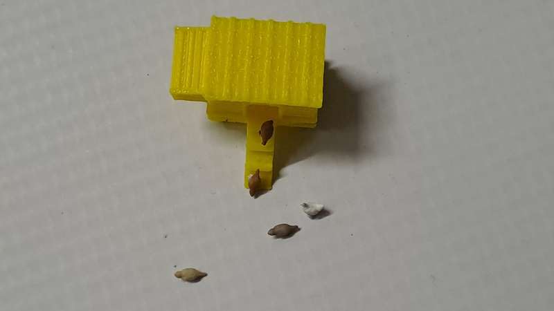 Model Trains 1:87 HO - Chicken Coop + 5 Chickens. - 24mm x 24mm x 17mm