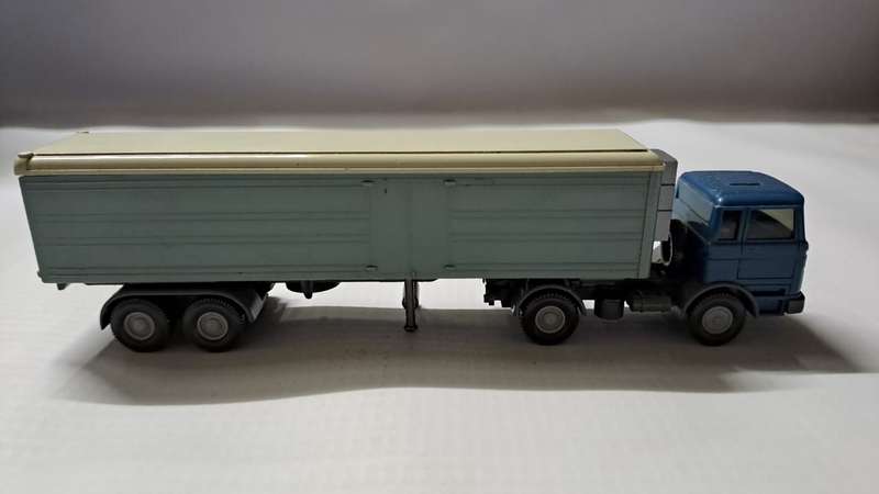 Model Trains 1:87 HO 1 x Wiking Mercedes-Benz truck.