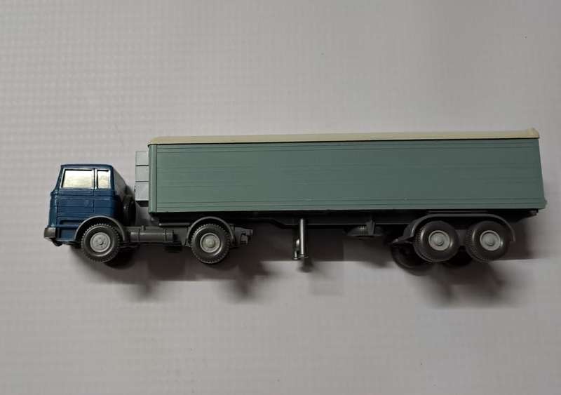 Model Trains 1:87 HO 1 x Wiking Mercedes-Benz truck.