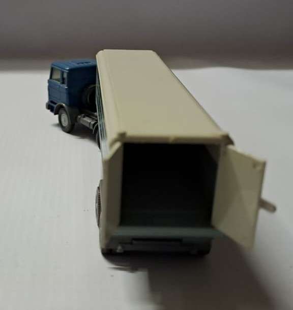 Model Trains 1:87 HO 1 x Wiking Mercedes-Benz truck.