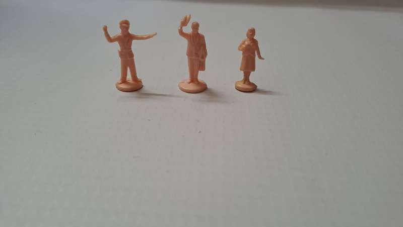 Model Trains 1:87 HO 3 x Unpainted Figures.
