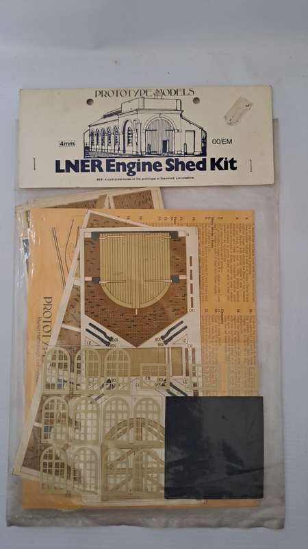 Model Trains 1:87 OO/HO 1 x Engine Shed Kit Building. (Carton)