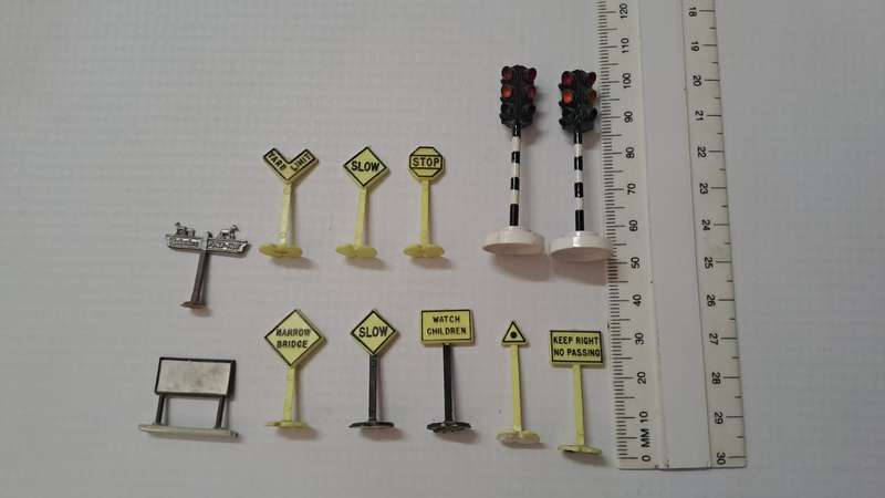 Model Trains 1:87 HO 12 x Road Signs.
