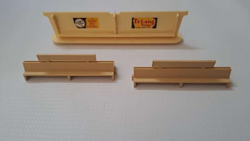 Model Trains OO/HO-Scale 1 x set Platform Advertising Signs x 1 and Benches x 2.