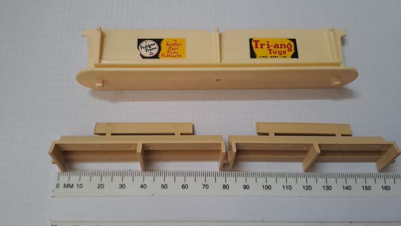 Model Trains OO/HO-Scale 1 x set Platform Advertising Signs x 1 and Benches x 2.