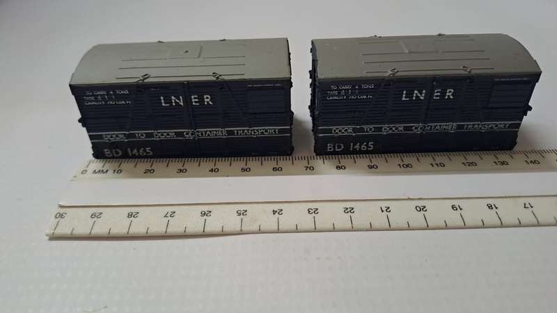 Model Trains HO-Scale 2 x LNER Container (plastic).