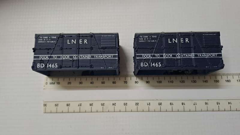 Model Trains HO-Scale 2 x LNER Container (plastic).