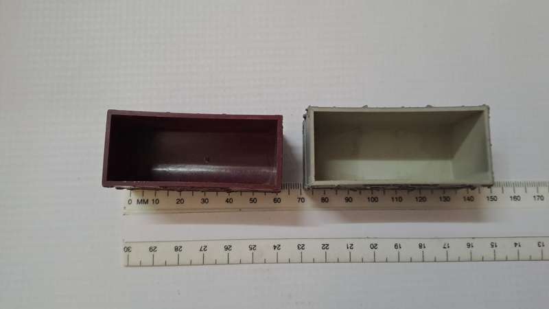 Model Trains HO-Scale 2 x Containers (plastic).