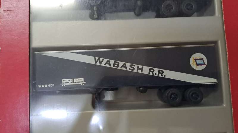 Model Trains/Trucks HO 1 x Herpa pack 3 x Wabash R.R. Containers on Trailers.