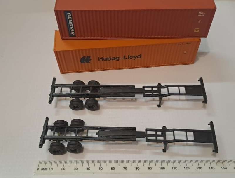 Model Trains/Trucks HO 1 x pack of 2 Walthers Containers with trailers. 140 x 28 x 33mm