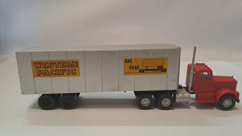 Model Trains/Trucks HO 1 x Walthers Western Pacific Containers & Truck.