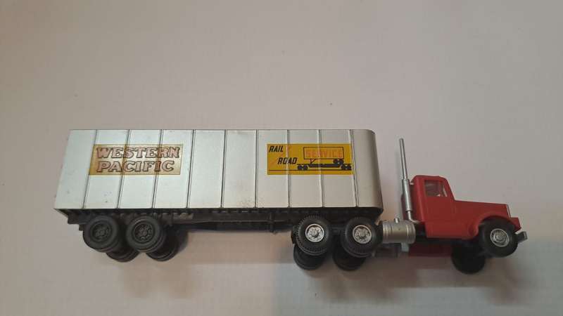 Model Trains/Trucks HO 1 x Walthers Western Pacific Containers & Truck.