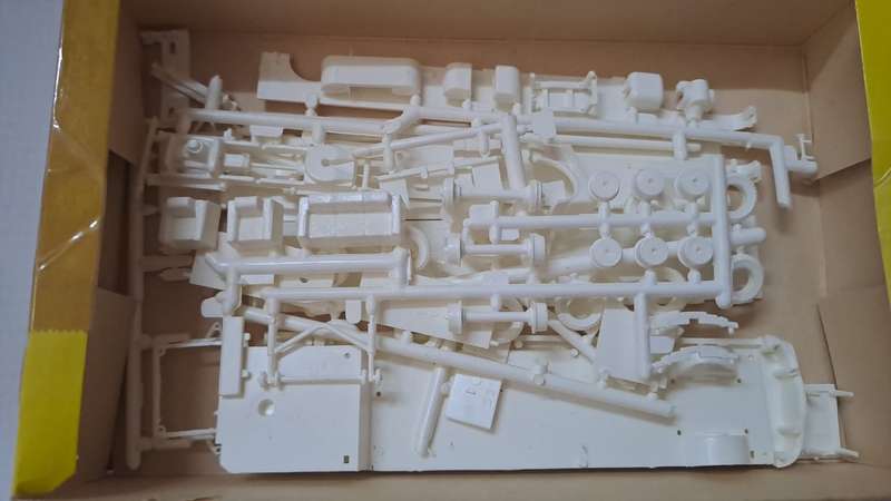 Model Trains/Trucks HO 1 x Heljan Kit Global van Lines. (Box damaged)