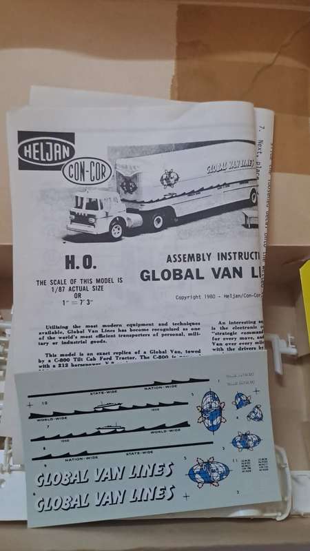 Model Trains/Trucks HO 1 x Heljan Kit Global van Lines. (Box damaged)