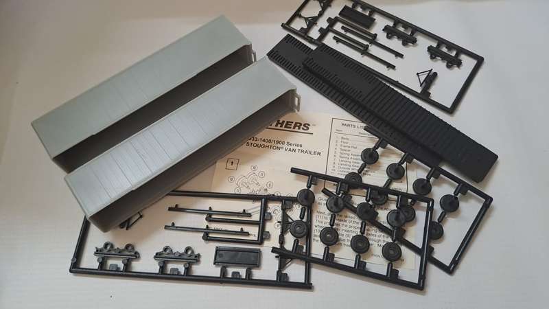Model Trains/Trucks HO 1 x Walthers 2 x Kit Containers, with Trailor's.