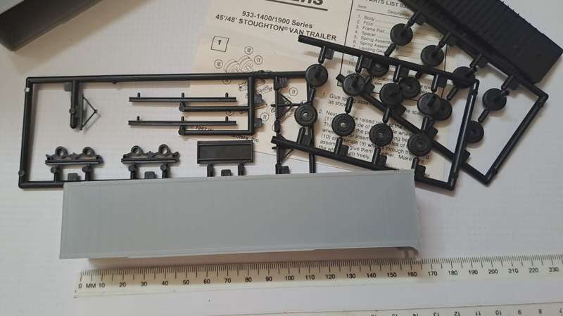 Model Trains/Trucks HO 1 x Walthers 2 x Kit Containers, with Trailor's.