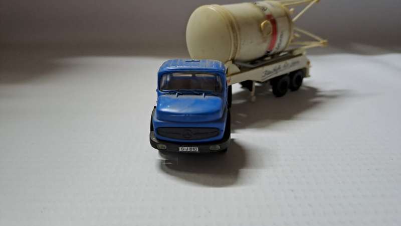 Model Trains/Track HO 1 x Kibri Mercedes-Benz Abnormal Cement Truck transporting a Silo.