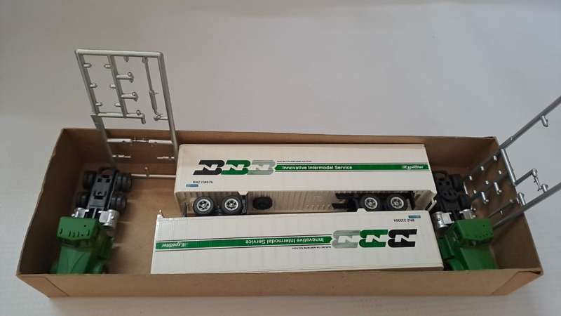 Model Trains/Track HO 2 x Con-Cor Burlington Northern Innovative Intermodal Service. (fully build)