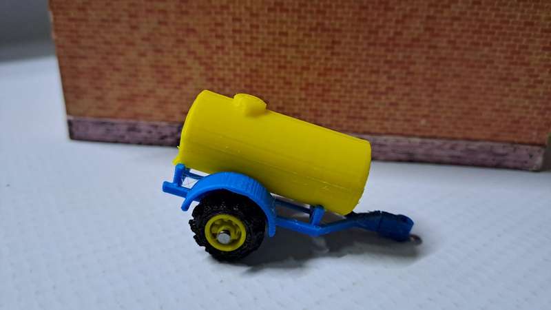 Model Trains 1:87 H0 - Water Barrel Trailer (Yellow). - 55mm x 28mm x 30mm