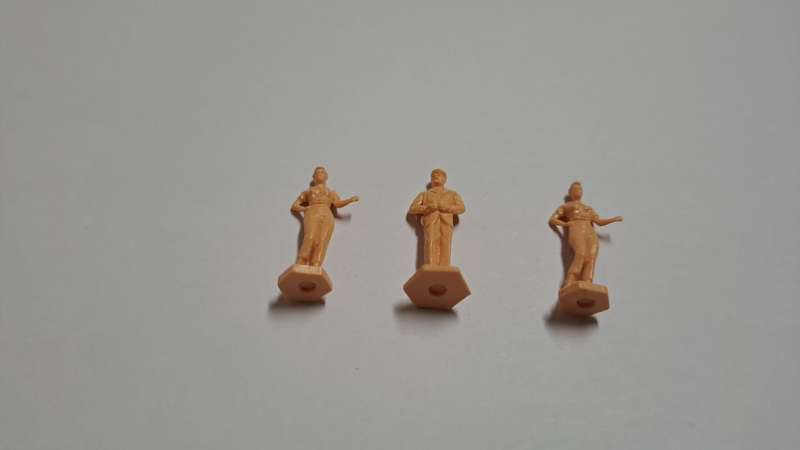 Model Trains 1:87 HO 3 x figures. (Unpainted)