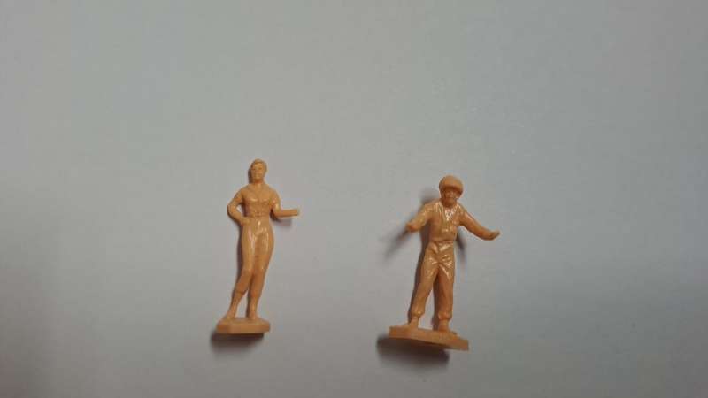 Model Trains 1:87 HO 2 x figures. (Unpainted)