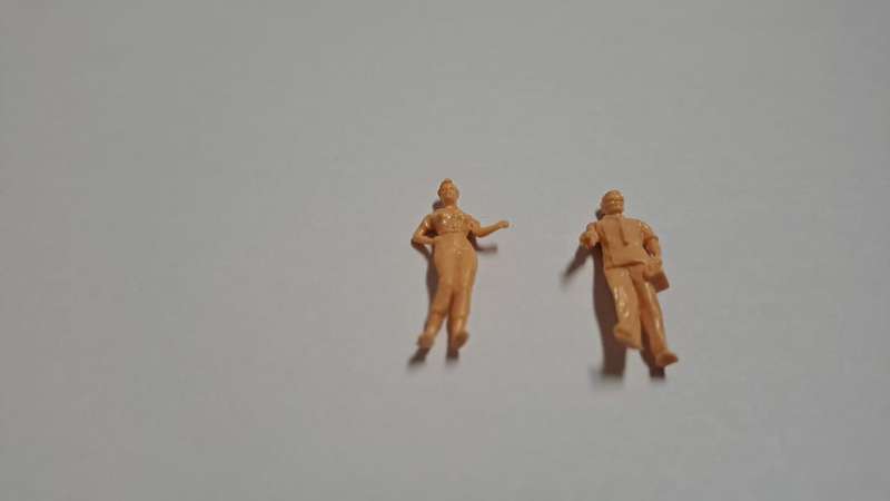 Model Trains 1:87 HO 2 x figures. (Unpainted)