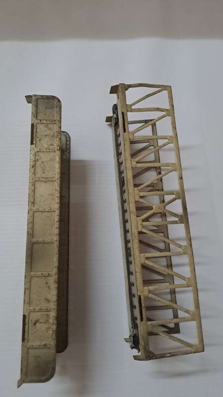 Model Trains HO 2 x Marklin 3 rail bridges. (Tracks rusted)