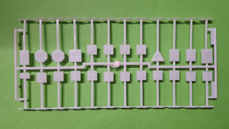 Model Trains 1:87 HO 24 x Train Road/Yard Signs. (Unpainted)
