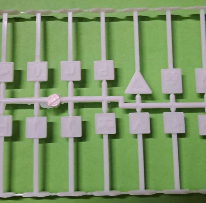 Model Trains 1:87 HO 24 x Train Road/Yard Signs. (Unpainted)