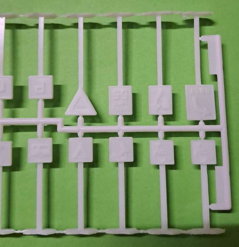 Model Trains 1:87 HO 24 x Train Road/Yard Signs. (Unpainted)