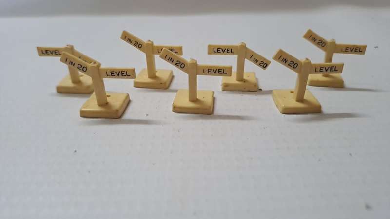 Model Trains HO 1 x Pack of 7 Signs. (Plastic)