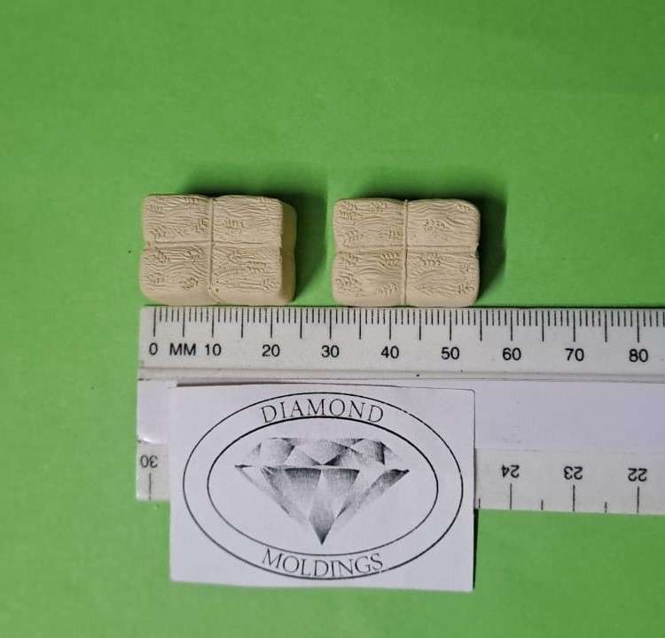 Model Trains H0 1/87 - Scale - Hay Bales Very Small (x2) - 24mm x 17mm x 12mm