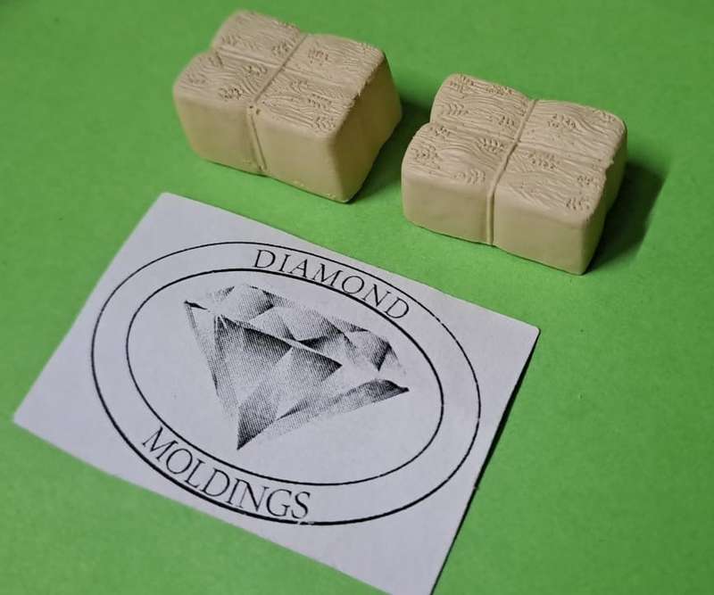 Model Trains H0 1/87 - Scale - Hay Bales Very Small (x2) - 24mm x 17mm x 12mm