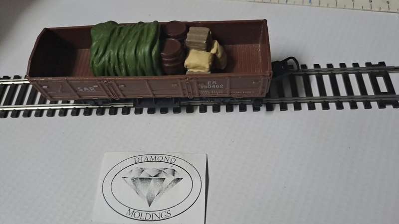 Model Trains H0 1/87 - Scale - Load under half Tarpaulin (Bags, Barrels, Crates - 64mm x 29mm x 24mm