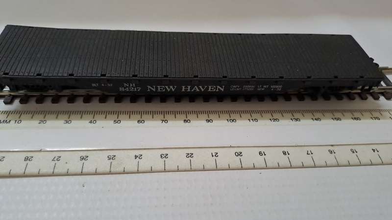 Model Trains HO-Scale 1 x New Heven Bachmann Low bead with plastic wheel and KD couplers.