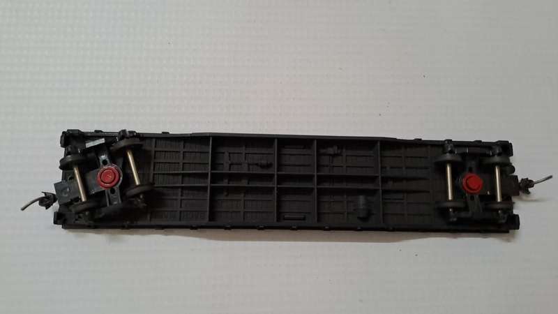 Model Trains HO-Scale 1 x New Heven Bachmann Low bead with plastic wheel and KD couplers.