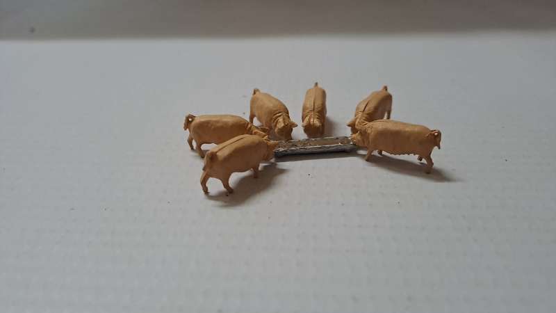 Model Trains HO-Scale 1 x Pack of Animals - Pigs x6 + 1 feeding through (7 units).