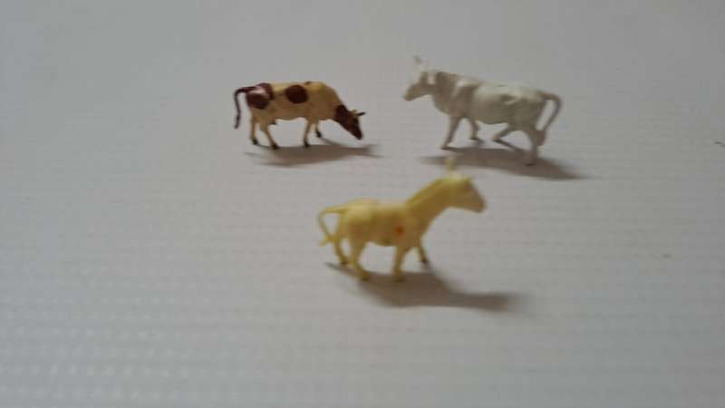 Model Trains HO-Scale 1 x Pack of Animals - Cows x2 Horse x1 (3 units).