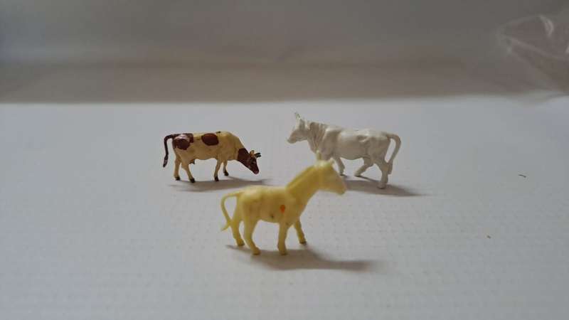 Model Trains HO-Scale 1 x Pack of Animals - Cows x2 Horse x1 (3 units).