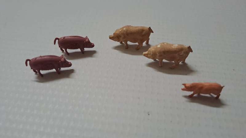 Model Trains HO-Scale 1 x Pack of Animals - Pigs Various (5 units).