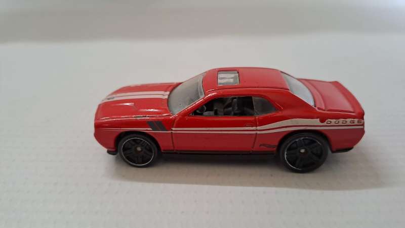 Hot wheels Diecast Model Car Dodge Challenger SRT8 `Mattel` 1/64 scale.