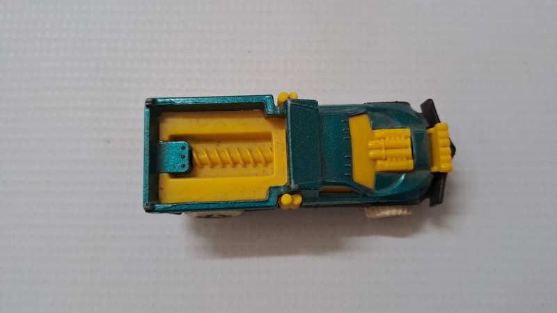 Hot wheels Diecast Model Car Snow Vehicle 2013 `Mattel` 1/64 scale.