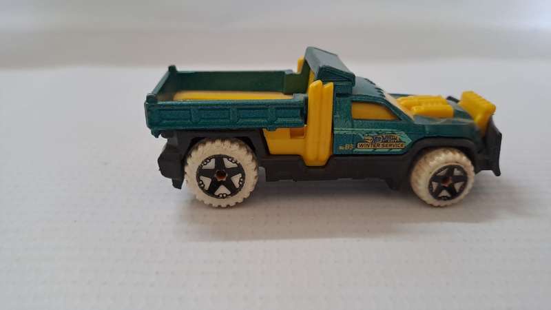 Hot wheels Diecast Model Car Snow Vehicle 2013 `Mattel` 1/64 scale.