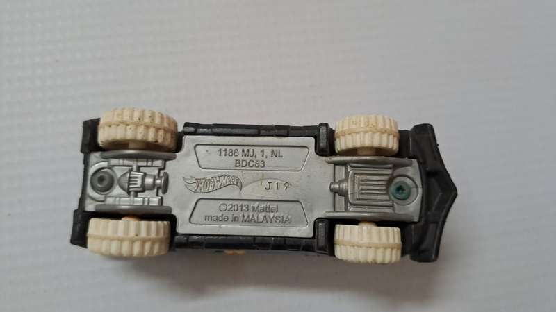 Hot wheels Diecast Model Car Snow Vehicle 2013 `Mattel` 1/64 scale.